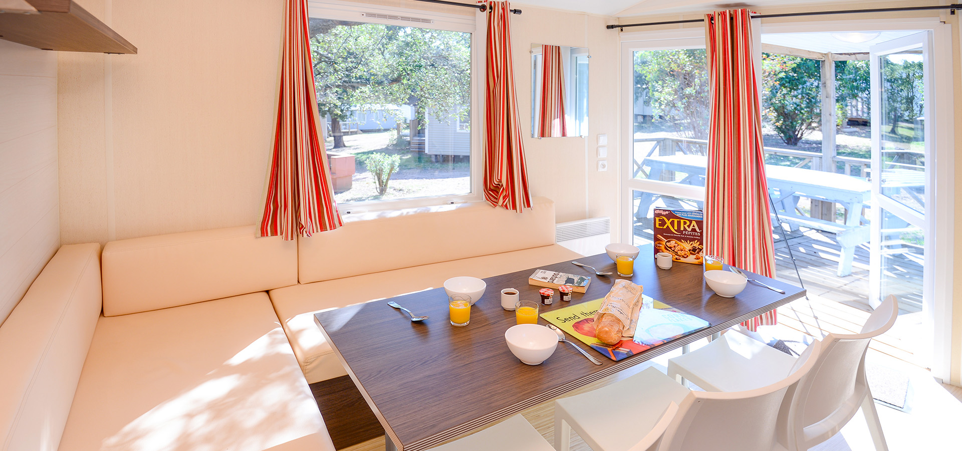 Camping la vetta bungalow chene banquette table terrasse
